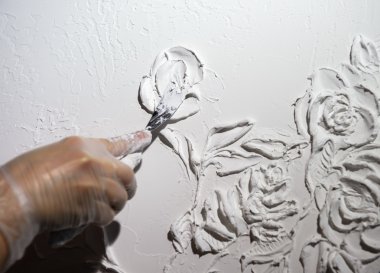 Sanatçı el ve beyaz çiçek deseni
