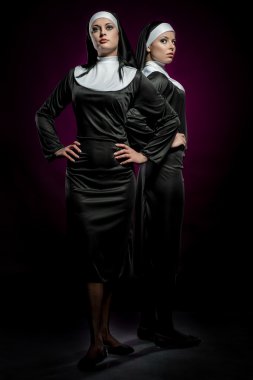 iki güzel genç rahibeler kapalı poz