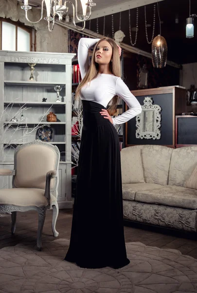 Fiatal nő pózol luxus vintage belső — Stock Fotó