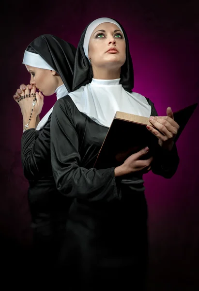 两个有吸引力年轻修女与念珠和圣经 — 图库照片