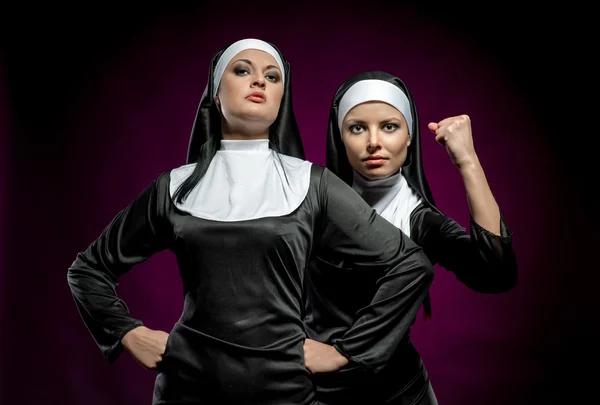 Dos monjas jóvenes y atractivas posando en el interior — Foto de Stock