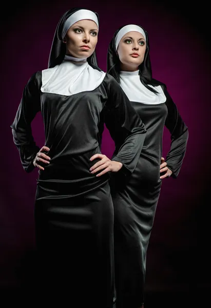 Две привлекательные молодые монахини позируют в помещении — стоковое фото