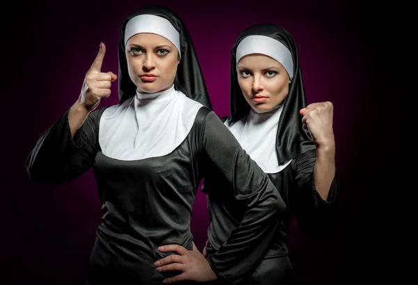 Dos monjas jóvenes atractivas en el interior — Foto de Stock