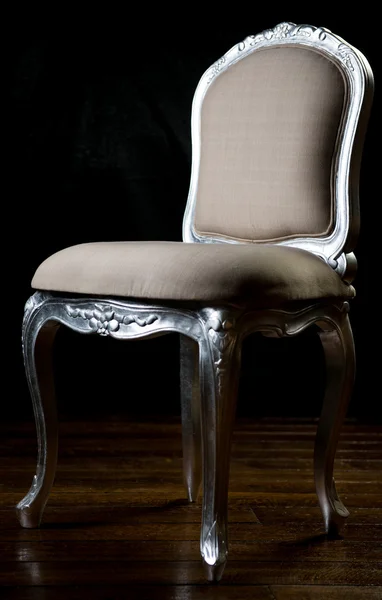 Cadeira de madeira vintage cor bege com pernas esculpidas — Fotografia de Stock