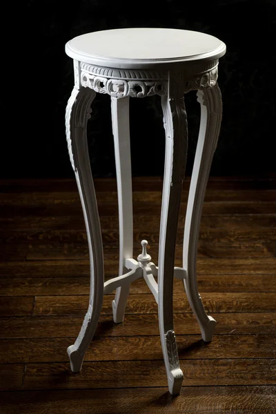 Mesa branca antiga redonda com pernas esculpidas — Fotografia de Stock