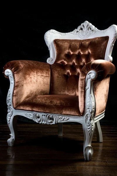 Vintage fluweel bruine kleur fauteuil met gebeeldhouwde benen — Stockfoto