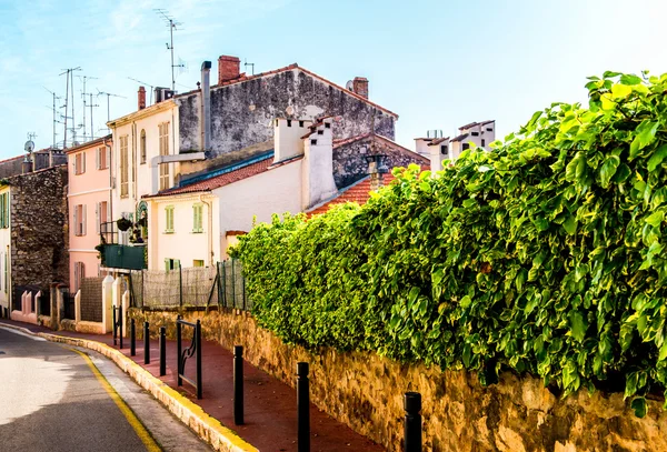 Maisons résidentielles typiques à Cannes, France — Photo