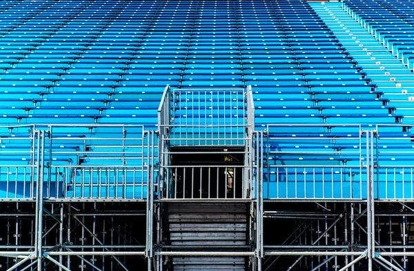 Lege blauwe stoelen op een tribune — Stockfoto