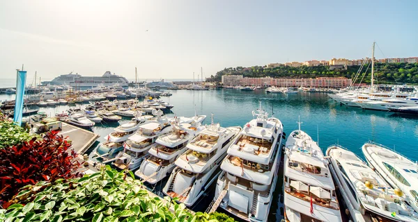 Panoramiczny widok na port w Monako, luksusowych jachtów w wierszu — Zdjęcie stockowe