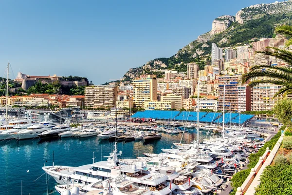 Panoramautsikt över hamnen i monaco, lyxbåtar i rad — Stockfoto