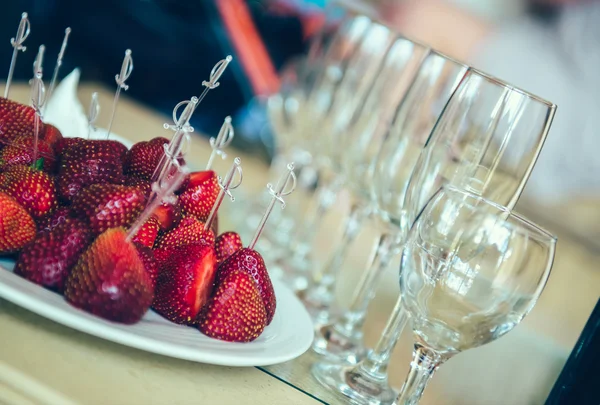 Rijpe aardbeien en lege glazen — Stockfoto