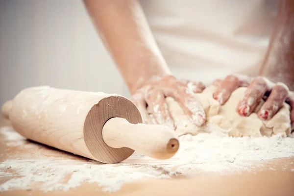 Kvinna knådning deg, närbild foto — Stockfoto