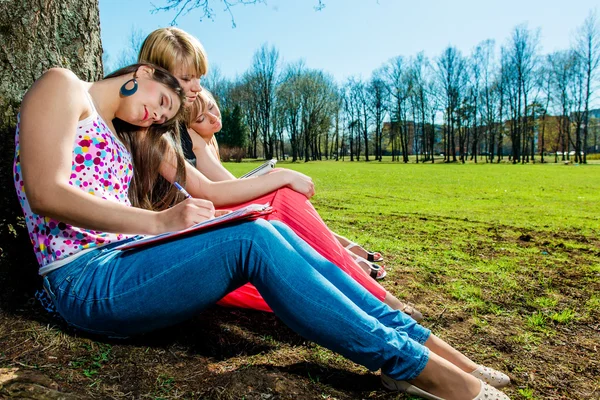 Zmęczony studentów z pisania książek na zewnątrz — Zdjęcie stockowe