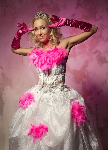 Mujer encantadora en vestido de novia posando en el interior —  Fotos de Stock