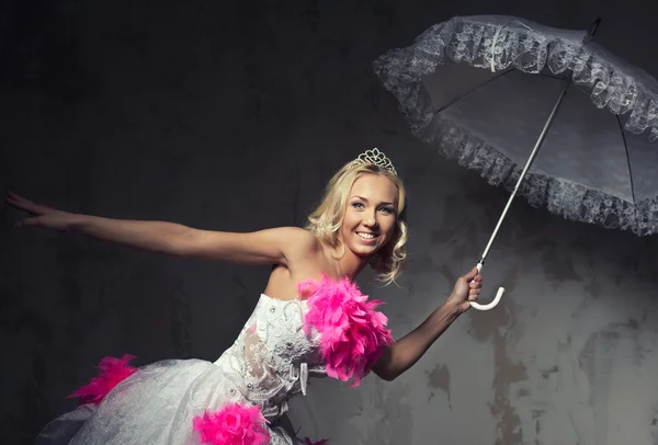 Красива наречена з мереживною парасолькою позує в приміщенні — стокове фото