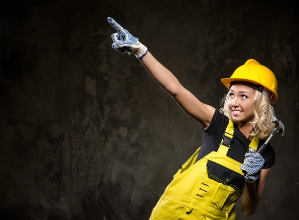 Attractive builder woman showing something with the hand — Stock Photo, Image