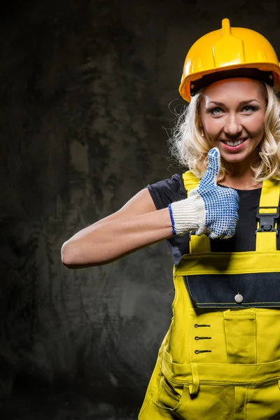 Attractive builder woman with thumbs up — Stock Photo, Image