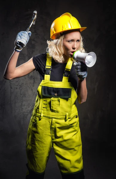 Attractive builder woman shouting through megaphone — Stock Photo, Image