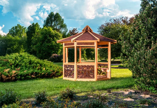 Gazebo de madera al aire libre sobre fondo paisaje de verano — Foto de Stock