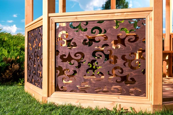 Openlucht houten gesneden gazebo — Stockfoto