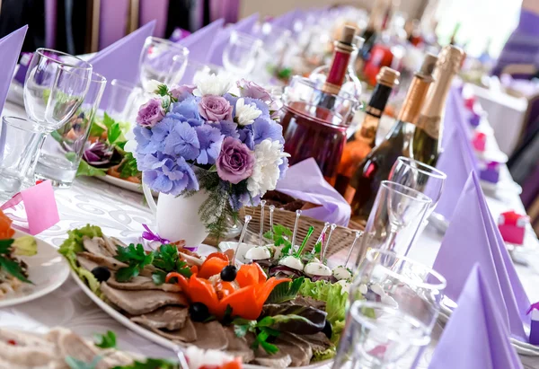 Hochzeitstisch-Dekoration mit Speisen und Getränken — Stockfoto
