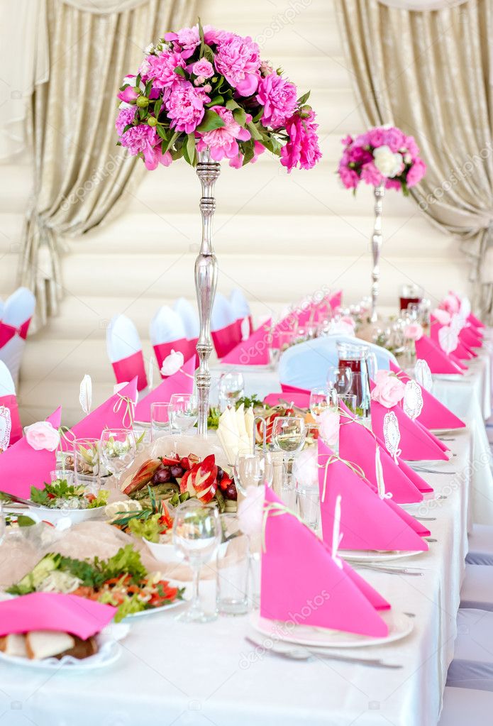 Wedding Table Decorations in pink and white colors — Stock Photo