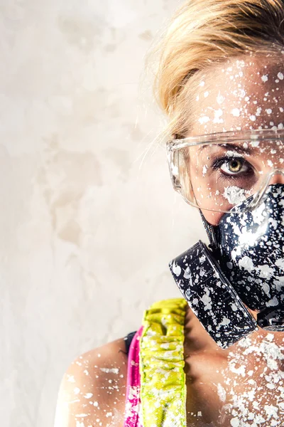 Mujer usando un respirador —  Fotos de Stock