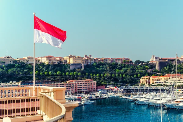 Nationalflagge des Fürstentums Monaco und Blick auf den Hafen — Stockfoto