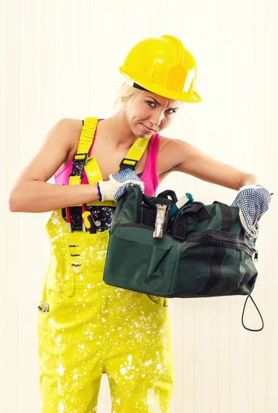 Trabalhadora da construção feminina com saco de ferramentas dentro de casa — Fotografia de Stock