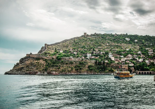 Krásná krajina s hradem moře, loď a alanya. Turecko — Stock fotografie