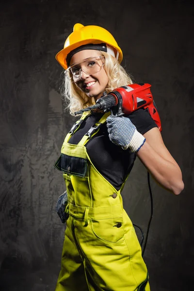 Mulher construtor atraente dentro de casa — Fotografia de Stock