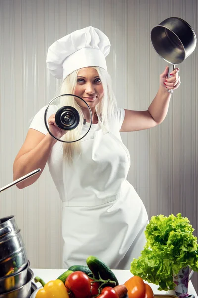 Femme cuisinière portant l'uniforme posant à l'intérieur — Photo