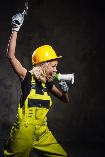 Приваблива жінка-будівельник кричить через мегафон — стокове фото