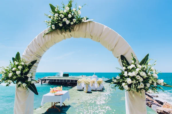 Arco de boda y sillas de boda en la playa vacía —  Fotos de Stock