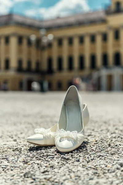 Scarpe eleganti da sposa bianche all'aperto — Foto Stock