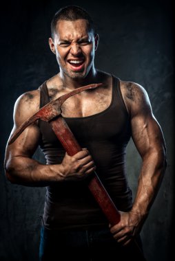 kaslı adam tutarak kazma
