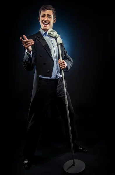 Uomo in elegante giacca nera e camicia blu canto — Foto Stock