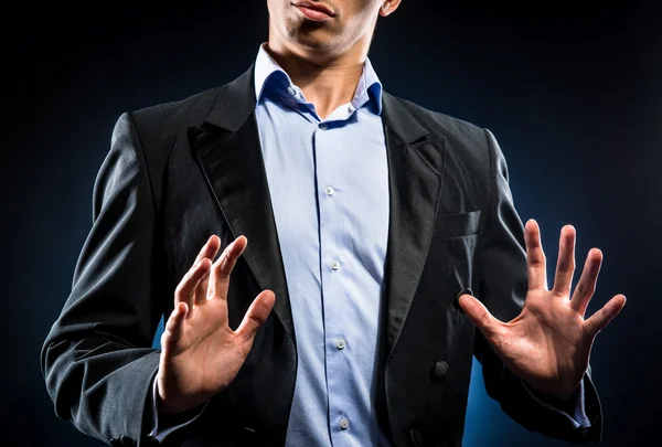 Man in elegante zwarte jas en blauw shirt — Stockfoto