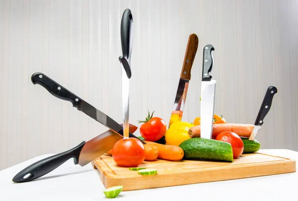 Legumes e facas, conceito de dieta — Fotografia de Stock