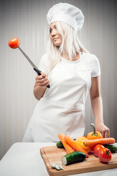 女厨师与蔬菜在室内、 饮食概念 — 图库照片