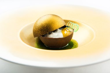 tatlı çikolata tatlı bir plaka üzerinde dondurma ile