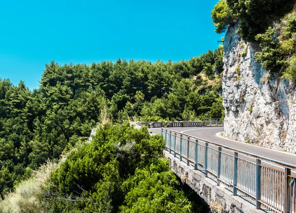 La strada lungo la Costiera Amalfitana. Italia — Foto Stock