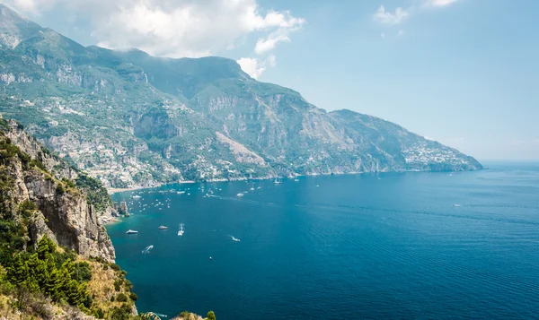 Pemandangan yang menakjubkan dengan bukit-bukit dan laut Mediterania — Stok Foto