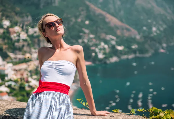 Piękna młoda kobieta i widok, Positano, Włochy — Zdjęcie stockowe