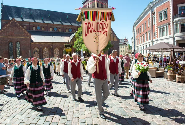 People in national costumes at the Latvian National Song and Dance Festival — Stock Photo, Image