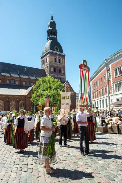 People in national costumes at the Latvian National Song and Dance Festival — Stock Photo, Image