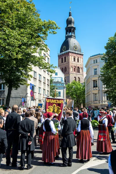 Les gens en costumes nationaux au Festival national letton de la chanson et de la danse — Photo