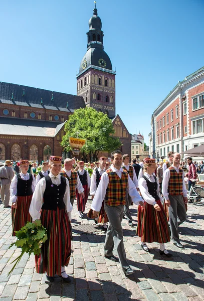 Les gens en costumes nationaux au Festival national letton de la chanson et de la danse — Photo