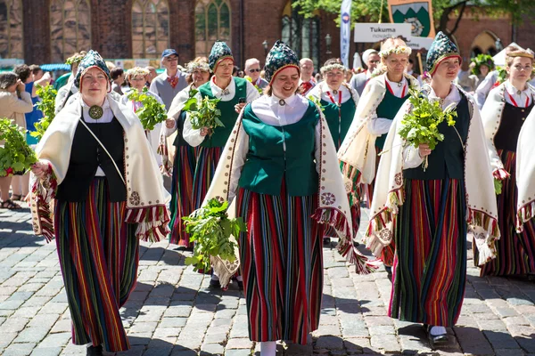 Les gens en costumes nationaux au Festival national letton de la chanson et de la danse — Photo