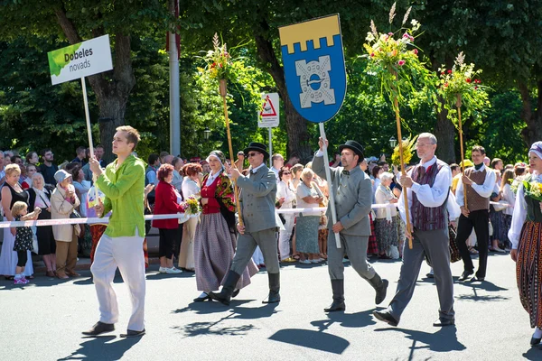 Les gens en costumes nationaux au Festival national letton de la chanson et de la danse — Photo